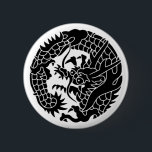 Japanska familjen Crest-Dragon Knapp<br><div class="desc">Den här knappen har en design som inspirerats av traditionella japanska "Kamon"-symboler. Kamon är familjeskapare som i århundraden har använts i Japan för att företräda familjer och klorna, djupt rotade i den japanska historien och kulturen. Kamonformgivning innehåller ofta motiv som växter, djur och geometriskt mönster. Med den här knappen tolkar...</div>