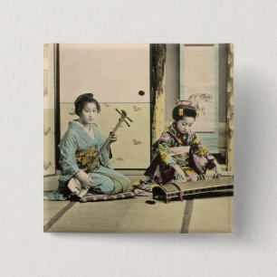 Japanska flickor som leker flöjten, "kotoen" och knapp