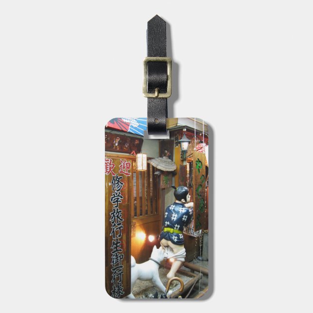 Japanska Humor - Hund Pulling Byxor Down Bagagebricka (Vertikal Framsida)