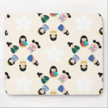 Japanska Kokeshi Dolls Mousepad Musmatta<br><div class="desc">Den japanska Kokeshi-dockans handhantverk illustreras på den här muspekaren för att ge en vismisk accent på ditt skrivbord. Varje Kokeshi dam är unikt i håret stil och japanskt inspirerat plagg mönster och färg.</div>