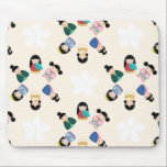 Japanska Kokeshi Dolls Mousepad Musmatta<br><div class="desc">Den japanska Kokeshi-dockans handhantverk illustreras på den här muspekaren för att ge en vismisk accent på ditt skrivbord. Varje Kokeshi dam är unikt i håret stil och japanskt inspirerat plagg mönster och färg.</div>