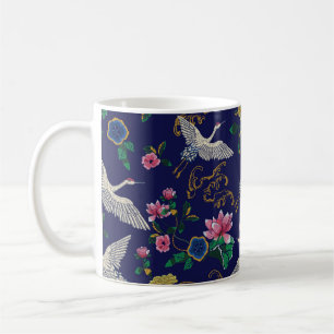 Japanska kranar, vågar och blommor. Embroidery ill Kaffemugg