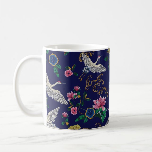 Japanska kranar, vågar och blommor. Embroidery ill Kaffemugg (Vänster)