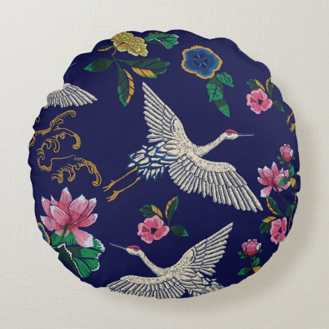 Japanska kranar, vågar och blommor. Embroidery ill Rund Kudde (Framsidan)