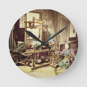 Japanska kvinnor som väver, c.1890 (räcka-färga rund klocka