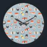 Japanska Sushi Nigiri Maki Roll Mönster Stor Klocka<br><div class="desc">Kute och utsökt sushi food art mönster på mittblå botten.</div>