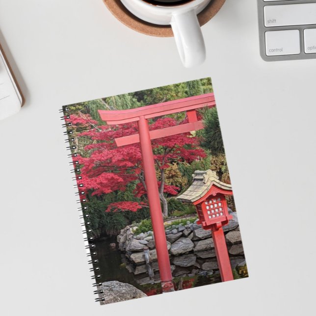 Japanska trädgårdsstrukturer och Röda Löv Anteckningsbok (In Situ)