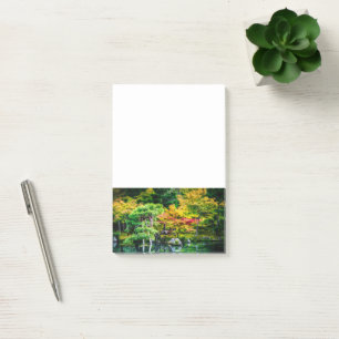 Japanskt trädgårdslandskap med färgad höst post-it block