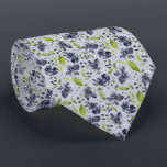 Jardin Calme-Lt Grått,Grönt&Grått Vattenfärgad Blo Slips<br><div class="desc">Jardin Calme namnteckning scarf på lätt grått har en vattenfärgsdesign från en originalmålning. Söt Grått Blooms,  ljusa ljust grönt löv och botaniska bär kommer att tillföra en liten del av trädgårdlyxen till din vargardin. Perfektens presentidé för honom eller henne!</div>