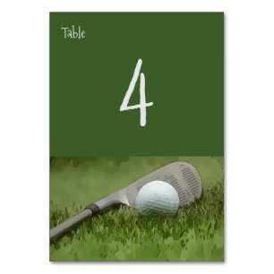 Järn och golf boll på grönt gräs bordsnummer