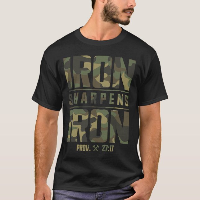Järn Sharpens Järn Christian Manar Camo Scripture  T Shirt (Framsida)