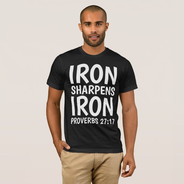 JÄRN SHARPENS JÄRN PROVERBS 27:17 t-Shirts (Hel framsida)