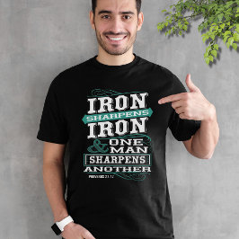 Järn vässar järn - En man vässar en annan T Shirt