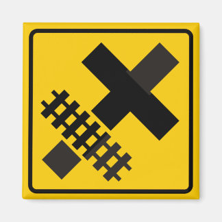 Järnväg Parallels Main Road (väg) vid Crossroad Si Magnet