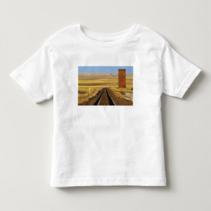 Järnvägsspår leder till gammal spannmålsmagasin vi t shirt