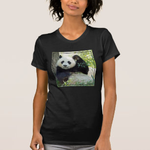 Jätte- Panda som vilar mot träd T Shirt