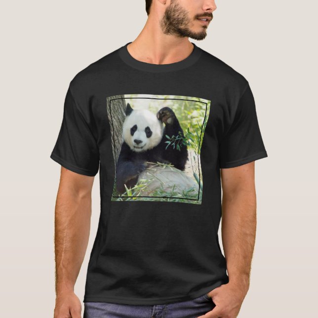 Jätte- Panda som vilar mot träd T Shirt (Framsida)