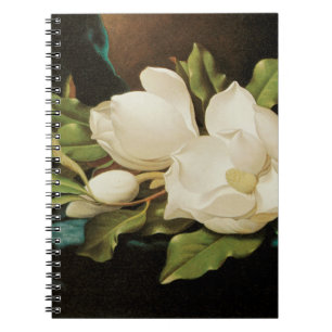 Jättemagnolior på en blå sammetsduk av MJ Heade Anteckningsbok Med Spiral