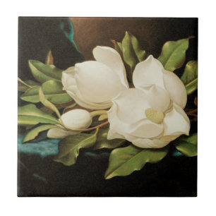 Jättemagnolior på en blå sammetsduk av MJ Heade Kakelplatta