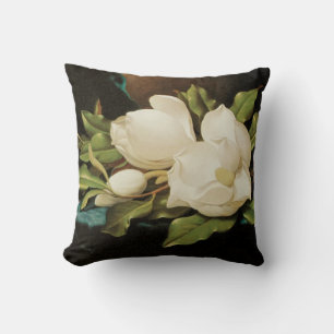 JätteMagnolior på en blå sammetsduk av MJ Heade Kudde