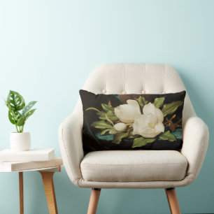 Jättemagnolior på en blå sammetsduk av MJ Heade Lumbarkudde