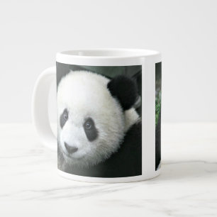 Jättepanda i mjuk grön äng jumbo mugg