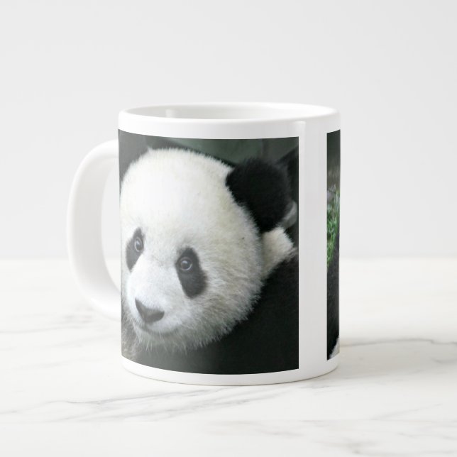 Jättepanda i mjuk grön äng jumbo mugg (Framsida vänster)