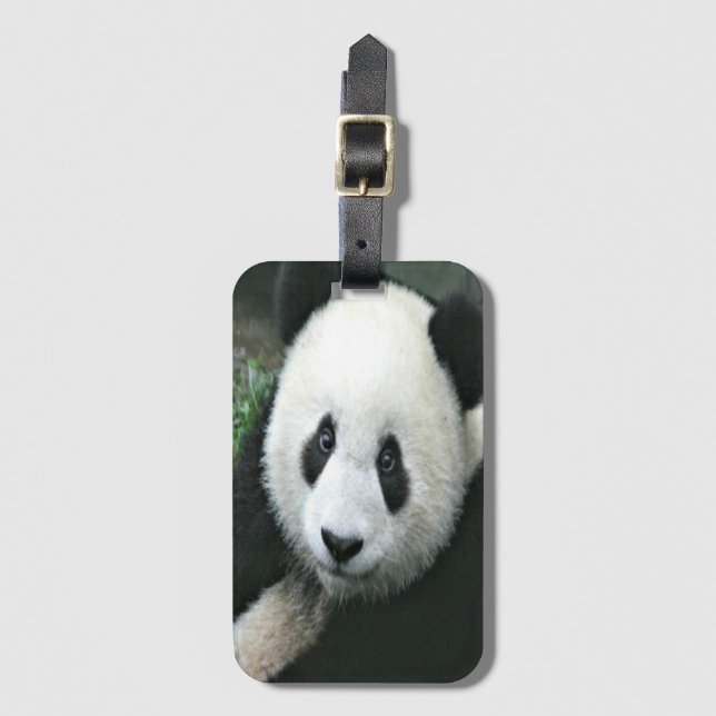 Jättepanda i mjukt grönt gräs bagagebricka (Framsida vertikal)
