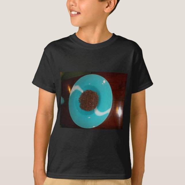 Java Vibes: kaffebönor och cyan Blue Bowl Art T-shirt (Framsida)