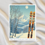 Jay Peak Vermont ski-semestervykort Vykort<br><div class="desc">Hej från de snöberg där Jay Peak ligger,  Vermont,  USA! Vi hoppas att du har en underbar skidsemester. Detta vykort har ett fantastiskt blått grått-bergslandskap med retro-skidbrädor i ett orange-stam mönster. Alla textfraser kan anpassas till kostym!</div>
