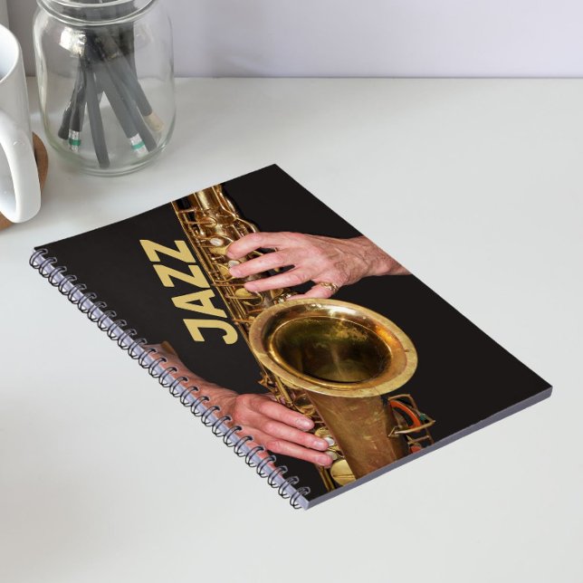 Jazzman som spelar guldsaxofon anteckningsbok (In Situ)