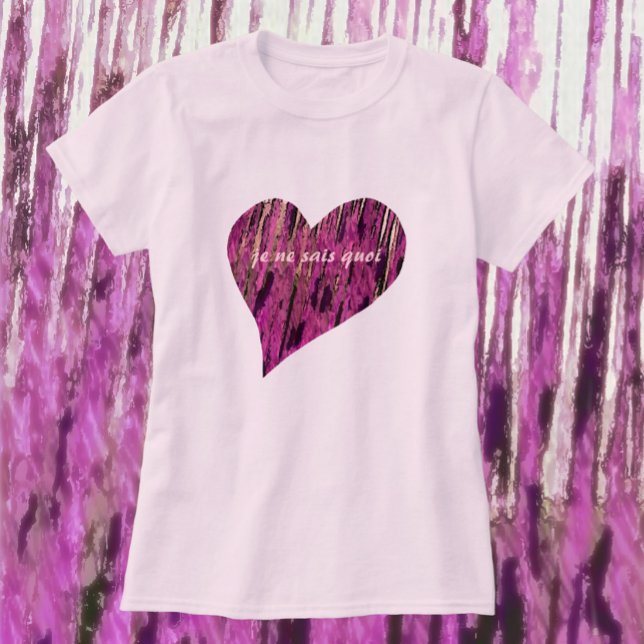 Je Ne Sais Quoi Rosa Heart Chic T-Shirt (Skapare uppladdad)