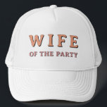 JEAN Retro Maka till Party Bachelorette Bride Keps<br><div class="desc">Den här "party-frun"-truckerkepsen har ett retro 70-typsnitt i orange och rosa. Beställ den vita "party" för din bachelorettgrupp för en kohesiv bachelorette-händelse. Färg är redigerbart! Klicka på Redigera design om du vill skapa ditt eget färg.</div>