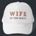 JEAN Retro Maka till Party Bachelorette Bride Keps<br><div class="desc">Den här "party-frun"-truckerkepsen har ett retro 70-typsnitt i orange och rosa. Beställ den vita "party" för din bachelorettgrupp för en kohesiv bachelorette-händelse. Färg är redigerbart! Klicka på Redigera design om du vill skapa ditt eget färg.</div>