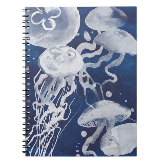Jellyfish on Navy Background Anteckningsbok (Framsidan)