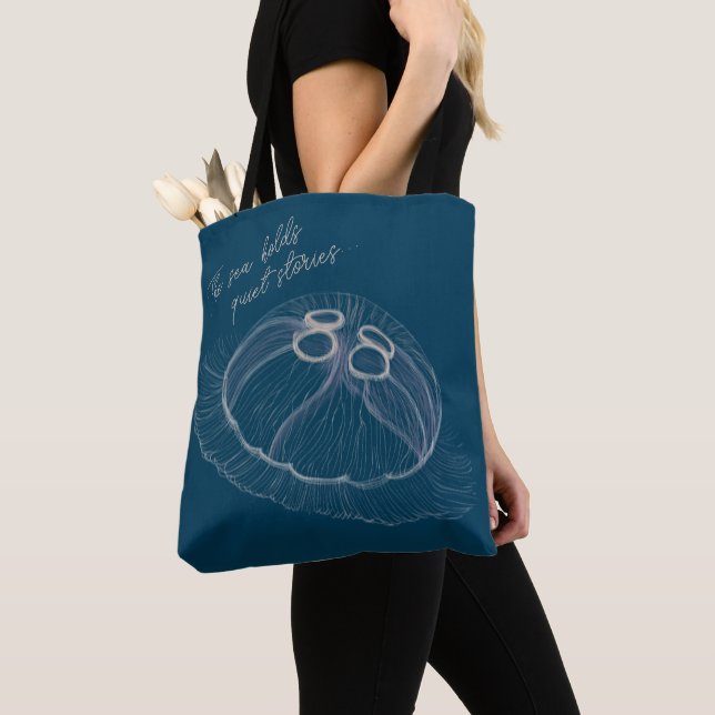 Jellyfish Tote Bag - "The Sea Holds Quiet Stories" Tygkasse (Närbild)