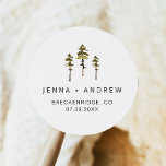 JENNA Rustic Gräs Forest Wedding Favor Runt Klistermärke<br><div class="desc">Bröllopdekalen har grönt vattenfärgen gräs träd med rustiskt typsnitt och gör perfektens märkre för ditt bröllop. Använda den här mallen om du vill redigera färgerna typsnitt,  font färg och bakgrund för att matcha händelsens behov.</div>
