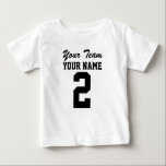 Jersey för sportar för baby för personliglag t shirt<br><div class="desc">Denna t-skjorta för stil för jerseyen för anpassadebebissportar har rum i mallen för din text. Byt ut ta provord med ditt eget. Det finns rum på bekläda och baksidaen av skjortan för din namn eller text och numrerar. Du kan ta bort lagnamn, om du önskar. Click skräddarsy för att ändra...</div>