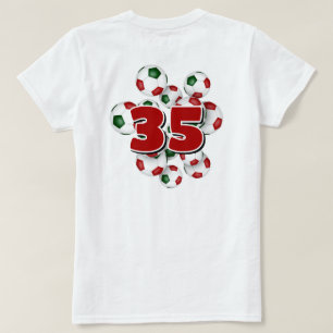 jersey-nummer på rödfotbollar med grönt t shirt