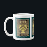 Jerusalem "Westerna muren" Mugg<br><div class="desc">Westerna väggen (Kotel) med en menorah-design (candelabra). Ovanför menorah är Guds namn skriven i forna hebreiska tecken.</div>