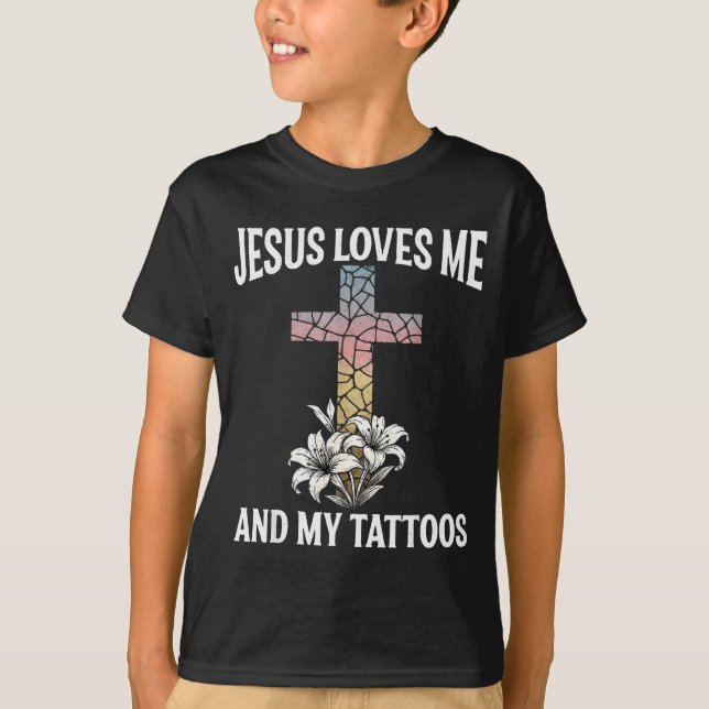 Jesus älskar mig och mina tatueringar _1  t shirt (Framsida)
