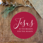 Jesus är anledningen till säsongen Red jul Runt Klistermärke<br><div class="desc">Jesus är orsaken till säsongen. orsak till säsongen med denna snyggt, ett enkelt dekal, men elegant. Den kristna trosdekalen är vacker. "Jesus" står skrivet i modern skrift med "anledningen till säsongen" i elegant enkel typografi. Texten färg är vit på en djup röd bakgrund. Den här religiösan skulle vara underbar för...</div>