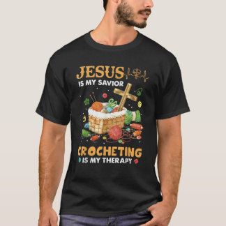 Jesus är min savior Crocheting är min terapi T Shirt