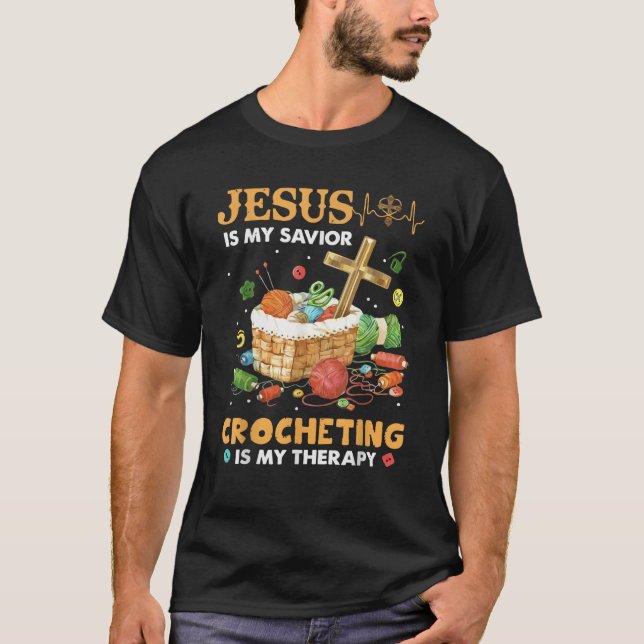 Jesus är min savior Crocheting är min terapi T Shirt (Framsida)