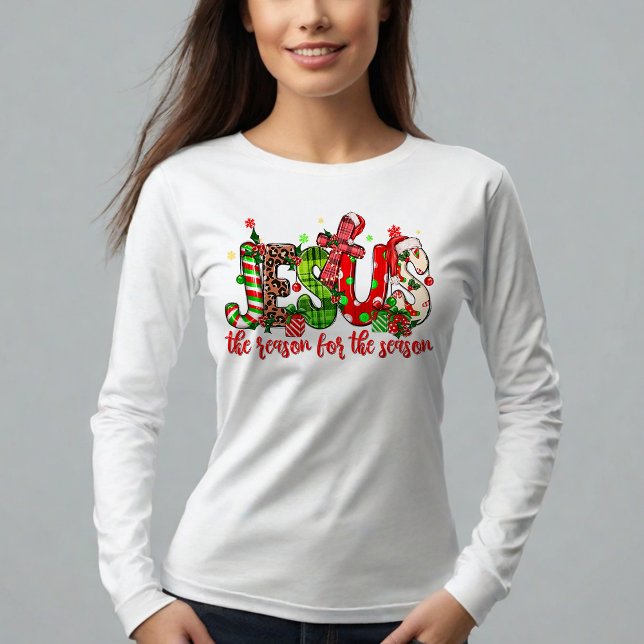 Jesus är orsaken till säsongsjullen t shirt (Spread joy, faith, and the spirit of the season with this cheerful Christmas long-sleeved shirt.)