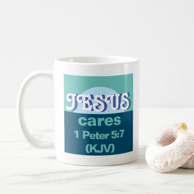 Jesus Cares. 1 Peter 5:7 (KJV) - Havsblått - Kaffemugg (Med munk)