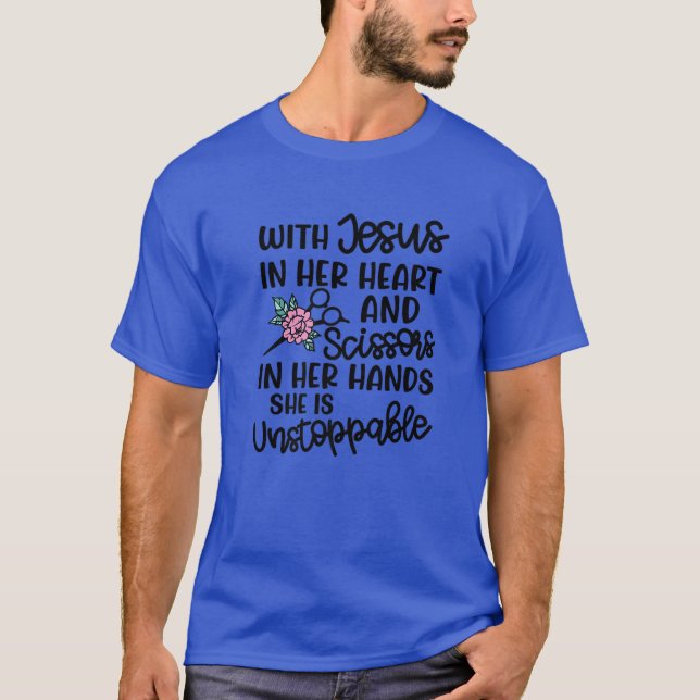 Jesus i hennes hjärtsax i hennes Händer Hairstyli T Shirt (Framsida)