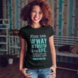 Jesus inspirerande citat Modern-manus T Shirt<br><div class="desc">Christian t-shirt med biblisk vers från John 14:6 Jesus sa: "Jag är vägen, sanningen och livet. Ingen kan kom till Far utom genom mig." Verserna är i blåpastelliserad färg och i blandad kalligrafi och minimalistisk typografi. Det här trendiget är den moderna trosdesignen perfektens gåva och mode påstående. #christian #religion #scripture...</div>