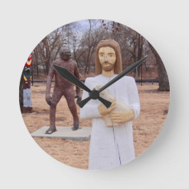 Jesus och Bigfoot Trästatyer Roadside Art Rund Klocka