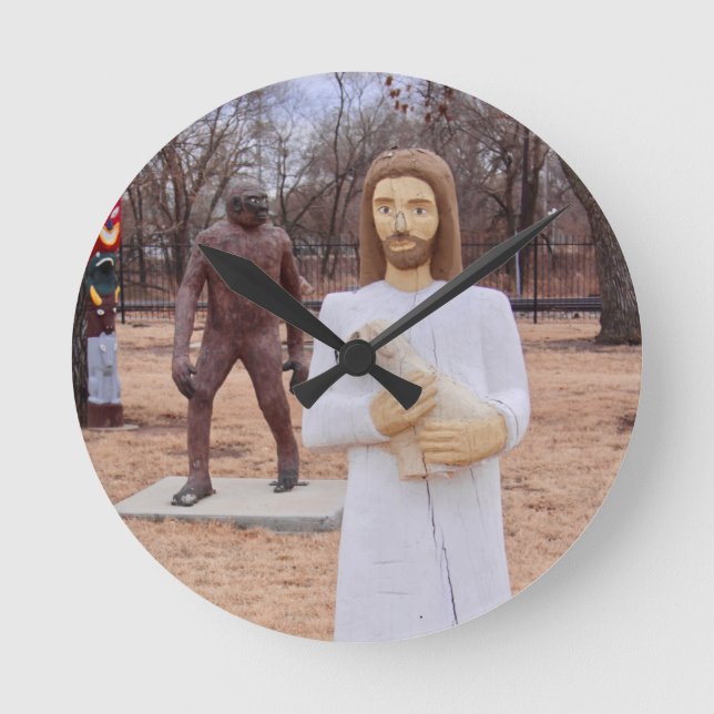 Jesus och Bigfoot Trästatyer Roadside Art Rund Klocka (Framsida)